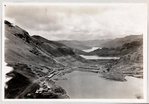 Vista desde arriba de un largo tramo del Canal de Panamá en construcción, 1912 o 1913